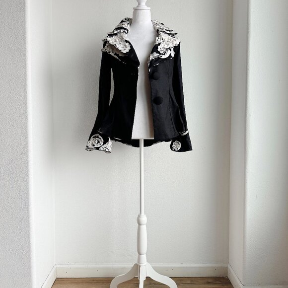 VINTAGE BLACK BLAZER WITH WHITE FLORAL APPLIQUE - Picture 3 of 12